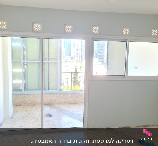חלונות אלומיניום עם מסגרת כסופה בחדר מואר